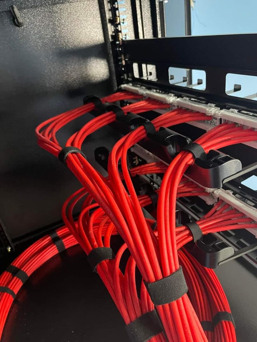Guias de cabo levando cada grupo de cabos vermelhos ao patch panel